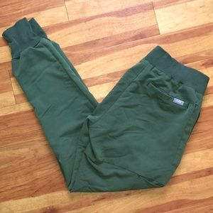 Women’s FIGS Nepal Style joggers in Moss color size XS